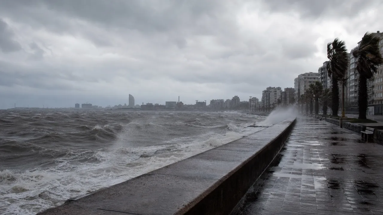 Rambla de Montevideo con viento fuerte y mar agitado durante una alerta meteorológica