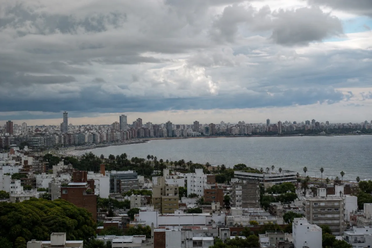 Montevideo bajo un cielo cambiante visto desde la costa